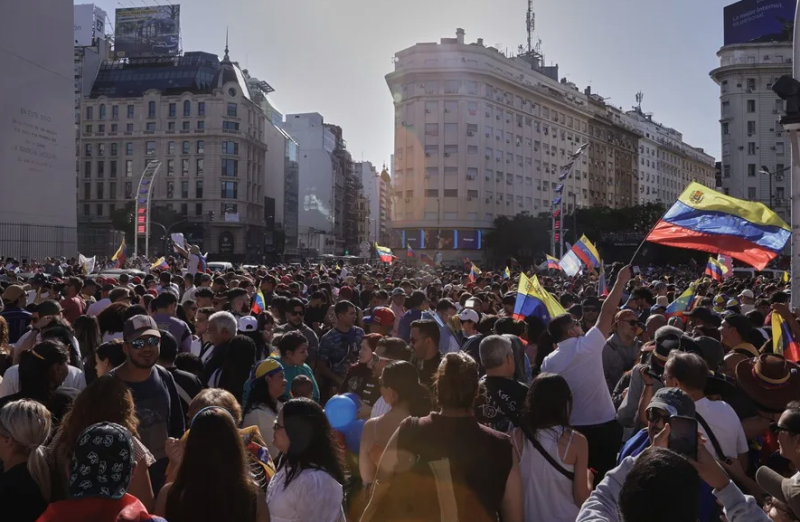 Personas celebran la detención del presidente de Venezuela, Nicolás Maduro, este sábado en el Obelisco de Buenos Aires (Argentina).