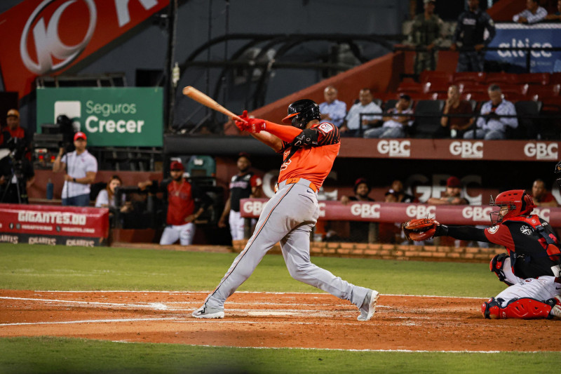Eloy Jiménez, de los Toros, conecta un hit remolcador en el partido del Round Robin frente a los Gigantes, el 3 de enero de 2026.
