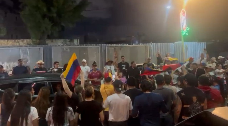 Decenas de venezolanos celebran la caída del régimen de Maduro.