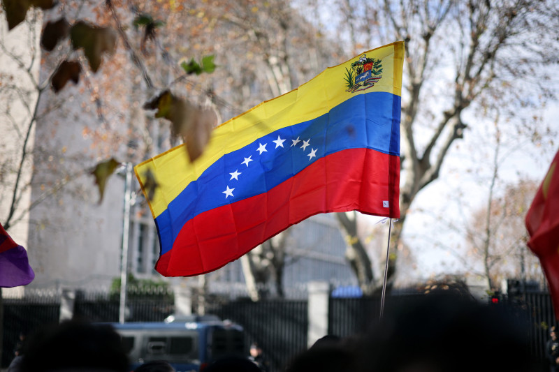 Esta fotografía muestra una bandera de Venezuela durante una manifestación contra la operación estadounidense en Venezuela para capturar al presidente venezolano, frente a la embajada de Estados Unidos en Madrid el 4 de enero de 2026.