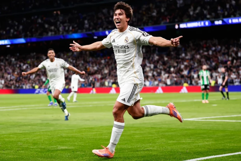 Gonzalo García celebra tras anotar el primer gol de su equipo durante el partido de fútbol de la liga española entre el Real Madrid y el Real Betis, España, el 4 de enero de 2026.