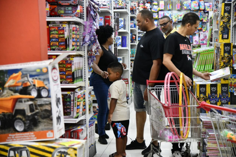Familias acudieron desde temprano ayer a la tienda El Mundo del Juguete para escoger los regalos de sus hijos en víspera del Día de los Reyes Magos.