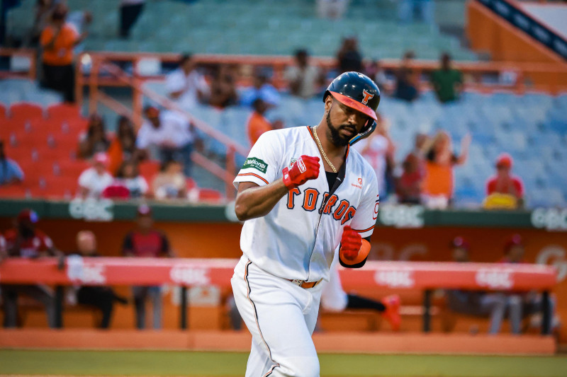 Eloy Jiménez, de los Toros, inicia el recorrido de las bases tras disparar un jonrón en el encuentro contra los Gigantes.