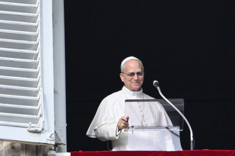 El Papa León XIV se dirige a la multitud desde la ventana del palacio apostólico con vista a la plaza de San Pedro durante su oración del Ángelus dominical en el Vaticano el 1 de enero de 2026.