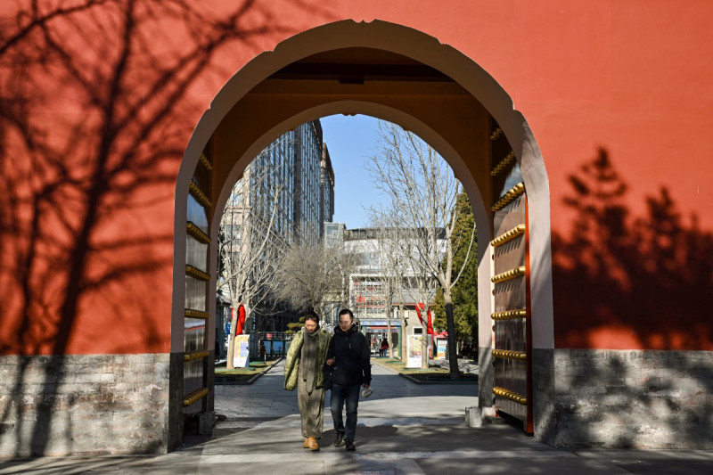 Una pareja visita un parque en Pekín el 3 de enero de 2026.
Una década después de que China eliminara su estricta política de hijo único e implementara la de dos hijos en enero de 2016, el país se enfrenta a una inminente crisis demográfica.