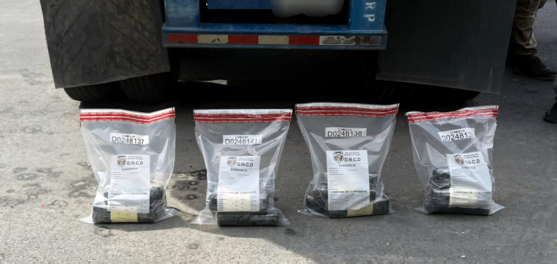 Los paquetes de la sustancia estaban forrados en fundas plásticas de color negro.