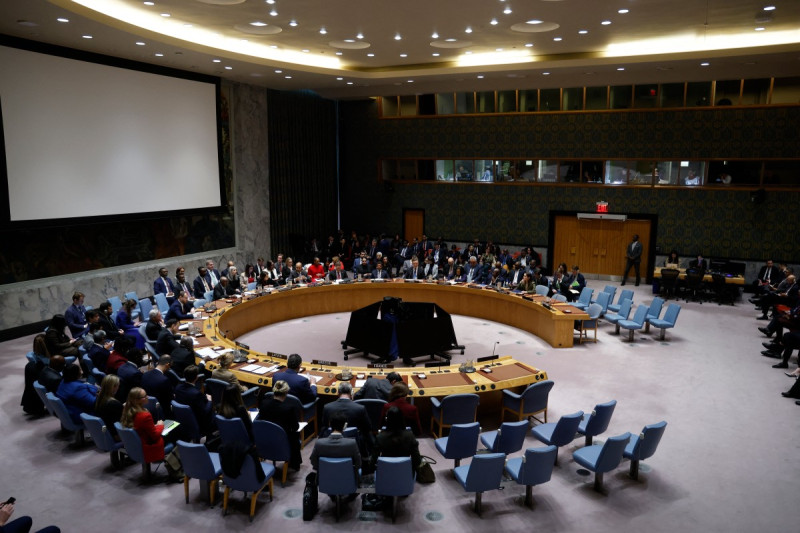 El Consejo de Seguridad de las Naciones Unidas celebra una reunión de emergencia para discutir las recientes acciones de Estados Unidos en Venezuela el 5 de enero de 2026 en la sede de la ONU en Nueva York.
El dictador izquierdista Nicolás Maduro, de 63 años, enfrenta cargos de narcotráfico junto con su esposa, quien también fue capturada y sacada de Caracas en el impactante asalto estadounidense del 3 de enero, que incluyó comandos, bombardeos con aviones a reacción y una enorme fuerza naval frente a las costas venezolanas.