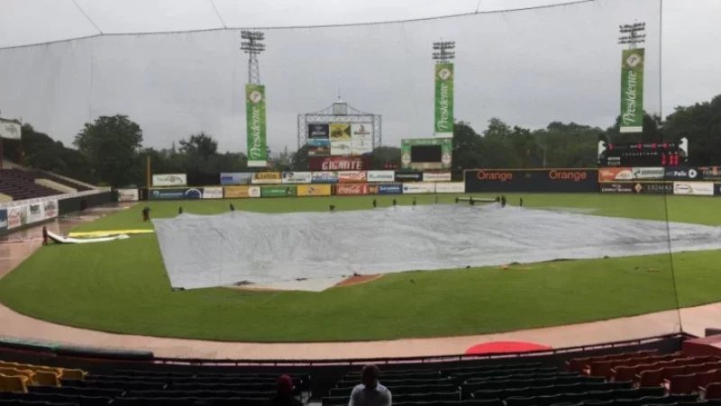 Vista del terreno del estadio Julián Javier antes de ser suspendido el partido de este lunes entre los Gigantes y las Águilas.