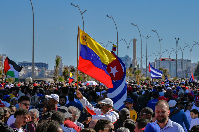 Cubanos sostienen una bandera venezolana junto a una cubana durante una manifestación en apoyo al líder venezolano Nicolás Maduro en La Habana.