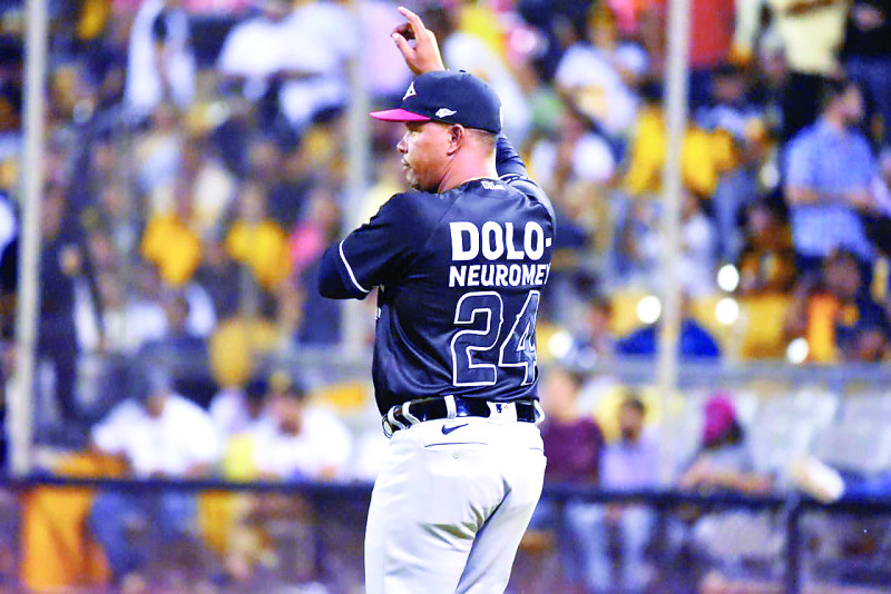 Ramón Santiago, el novel piloto de los Leones del Escogido, ha conducido el equipo a ganar  seis de sus primeros ocho juegos del Round Robin.