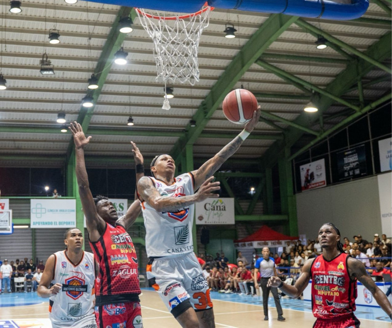 Oliver García, del Antonio Guzmán, intenta completar la anotación ante la defensa de Nathanael Louis y Jordy Peralta, del Centro.