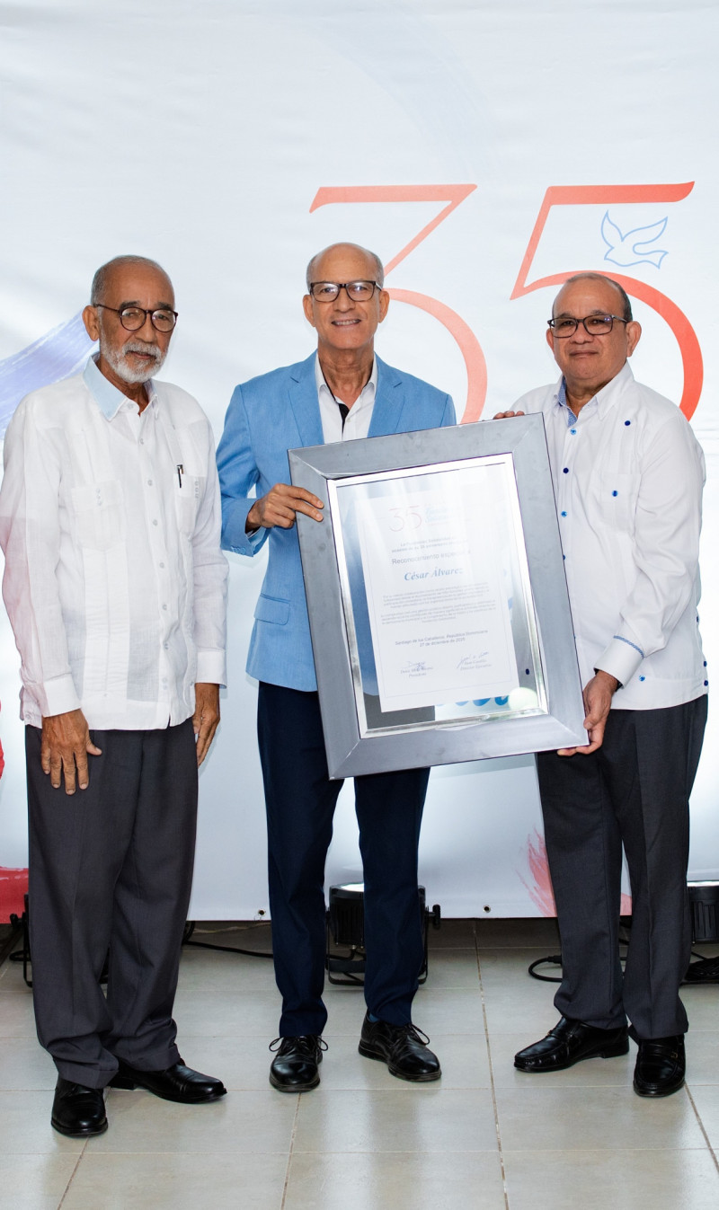Denis Mota y Juan Castillo entregan reconocimiento al alcalde de Villa González,Cesar Álvarez.