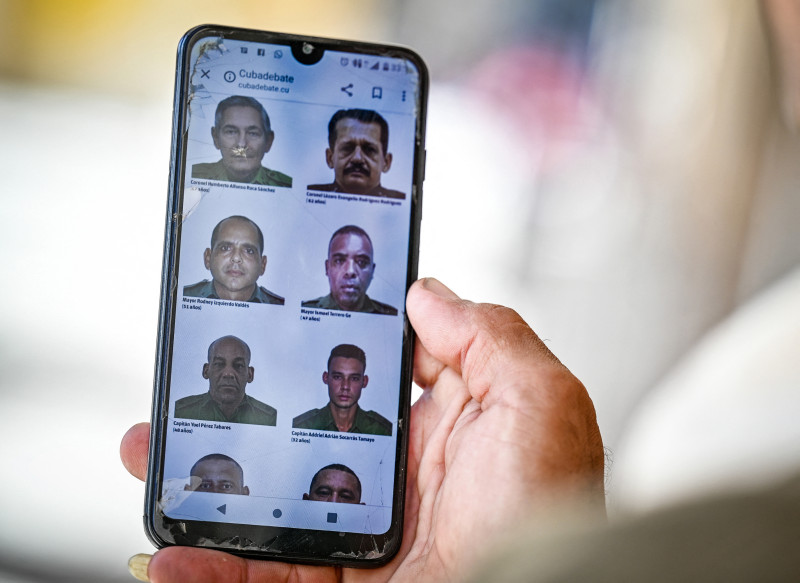 Un hombre navega por la página web oficial del Gobierno cubano en su teléfono, donde se muestran imágenes de algunos de los oficiales y soldados cubanos fallecidos durante la intervención militar estadounidense en Venezuela