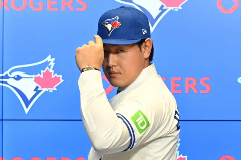 Kazuma Okamoto de los Azulejos de Toronto posa durante una rueda de prensa, el martes 6 de enero de 2026, en Toronto.