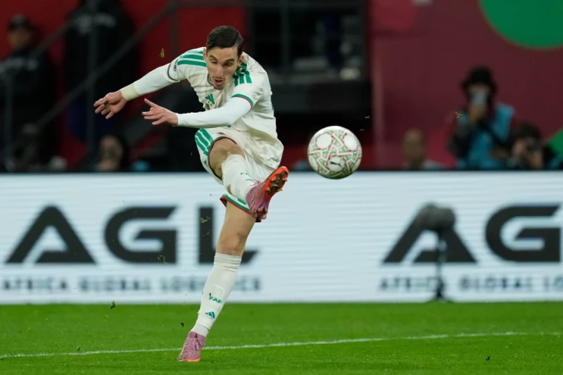 Adil Boulbina anota el primer gol de Argelia ante la República Democrática del Congo en los octavos de final de la Copa Africana, el 6 de enero de 2026.