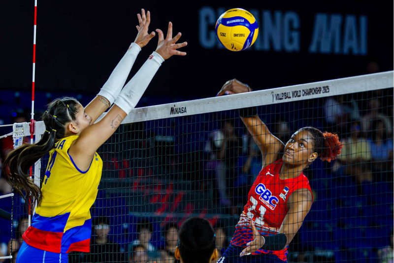 Jineirys Martínez consigue un remate por el centro ante Colombia en un partido internacional.