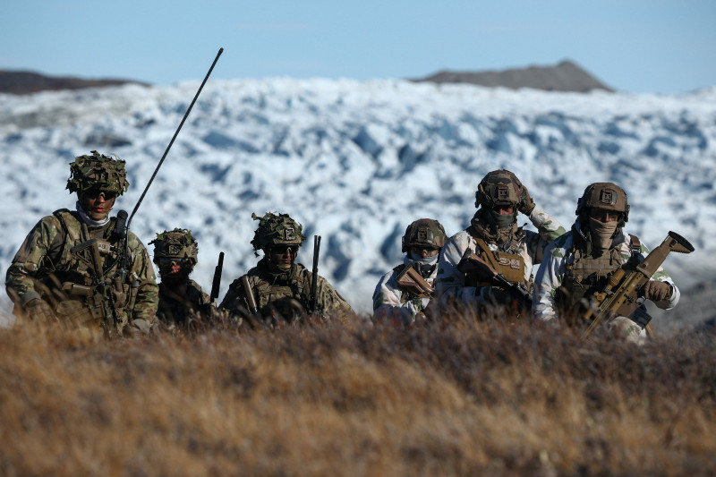 Soldados daneses realizan ejercicios militares en Kangerlussuaq, Groenlandia.