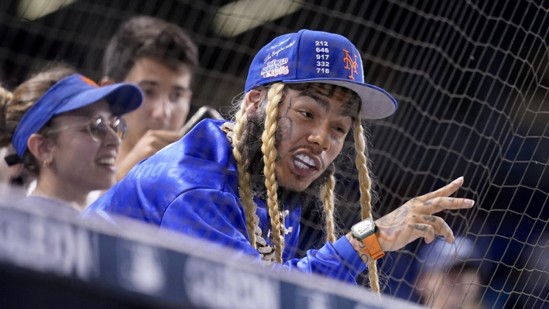 El rapero Tekashi 6ix9ine observa un partido de béisbol entre los Marlins de Miami y los Mets de Nueva York, el 3 de agosto de 2021, en Miami.