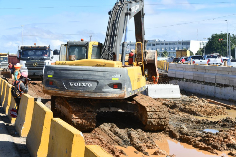 Camiones y maquinaria dentro del terreno donde se está realizando el túnel de doble sentido en los alrededores de la Plaza de la Bandera.