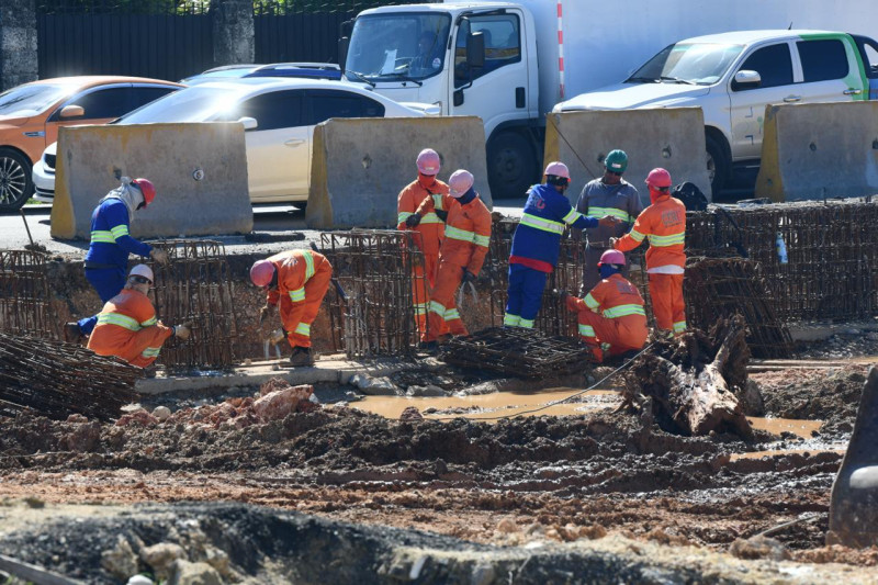 Varios obreros se observan trabajando en la zona donde se está construyendo el túnel de doble sentido en la avenida 27 de Febrero y alrededores de la Plaza de la Bandera.