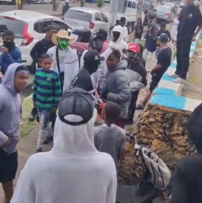 Jóvenes se reúnen para jugar con pistolas de juguetes.