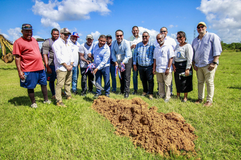 Alberto Rodríguez Mella, junto a varios técnicos y comunitarios, realiza el picazo de honor en los terrenos de la Escuela Primaria Camila Henríquez Ureña.