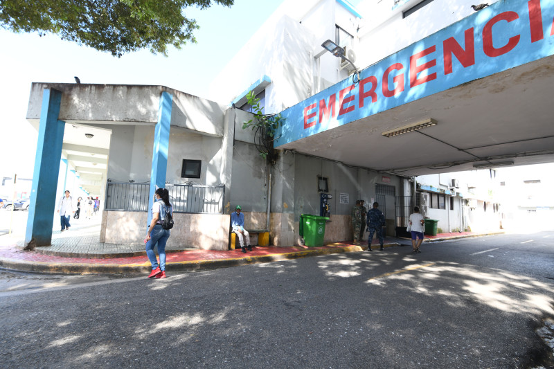 Parte externa de la emergencia del hospital Salvador B. Gautier.