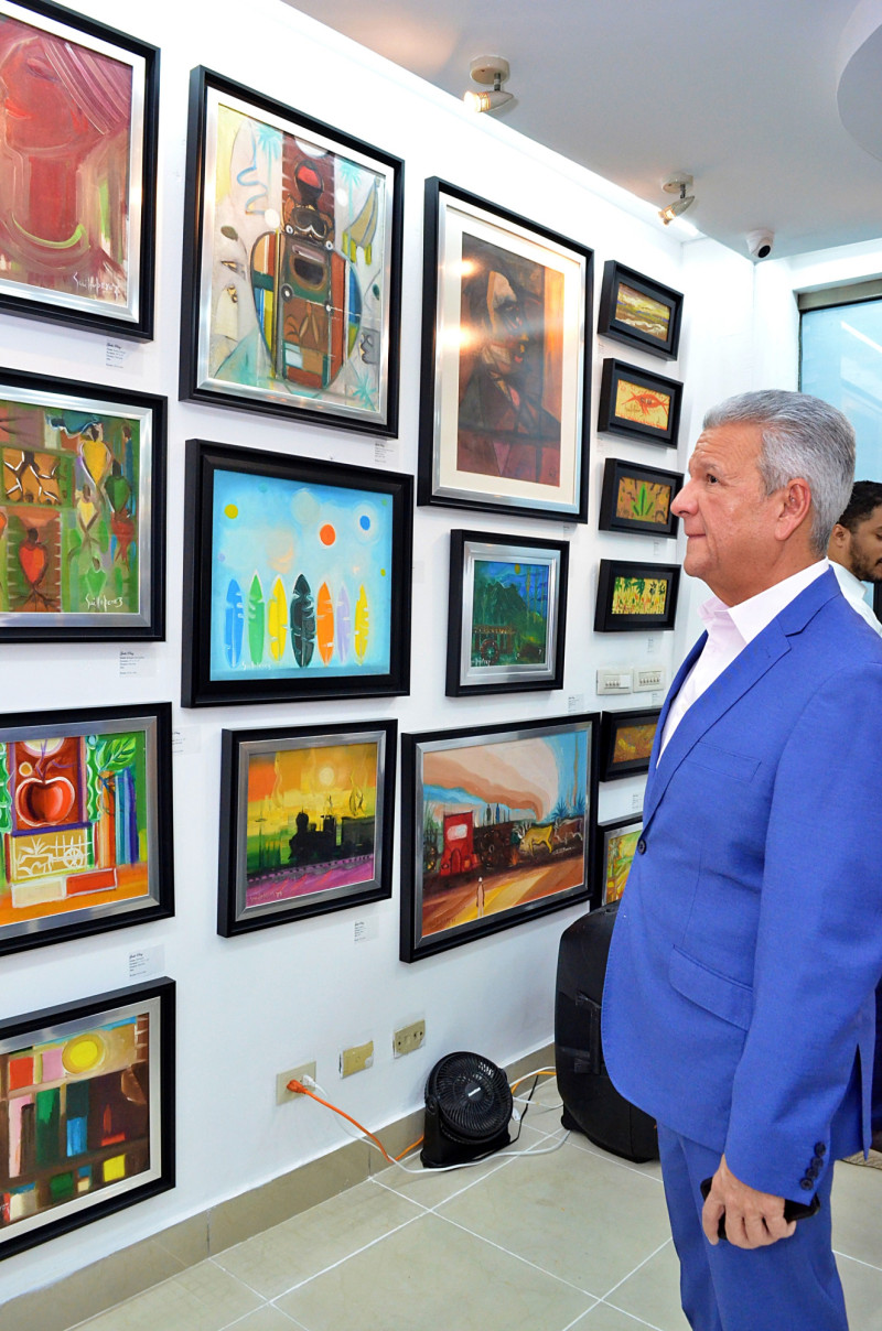 Lisandro Macarrulla observa los cuadros de Guillo Pérez.