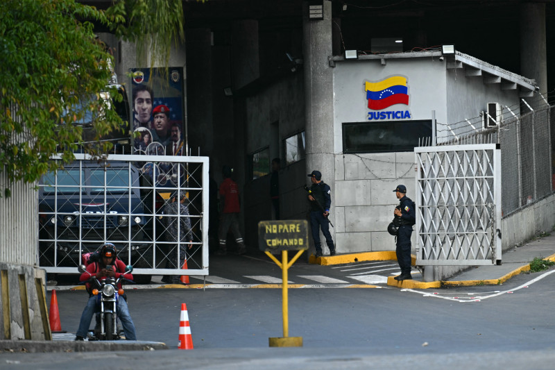 Las fuerzas de seguridad montan guardia a la entrada de El Helicoide, una instalación y prisión propiedad del Gobierno venezolano utilizada para alojar tanto a presos comunes como políticos del Servicio Bolivariano de Inteligencia Nacional (SEBIN), en Caracas, el 8 de enero de 2026.