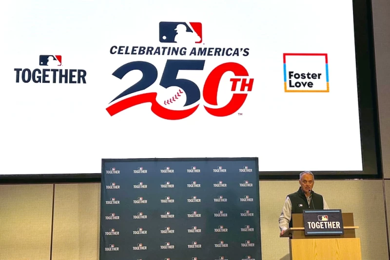 El comisionado de la MLB Rob Manfred habla en conferencia de prensa en las oficinas de las Grandes Ligas para anunciar la inciativa Foster Love.