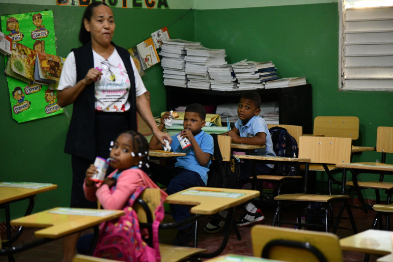 Alumnos reciben el desayuno escolar al reiniciar el año escolar.