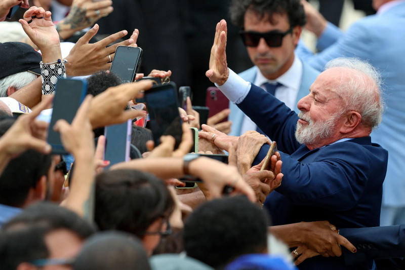 El presidente de Brasil, Luiz Inácio Lula da Silva, saluda a sus partidarios durante la Ceremonia de Defensa de la Democracia, ayer.