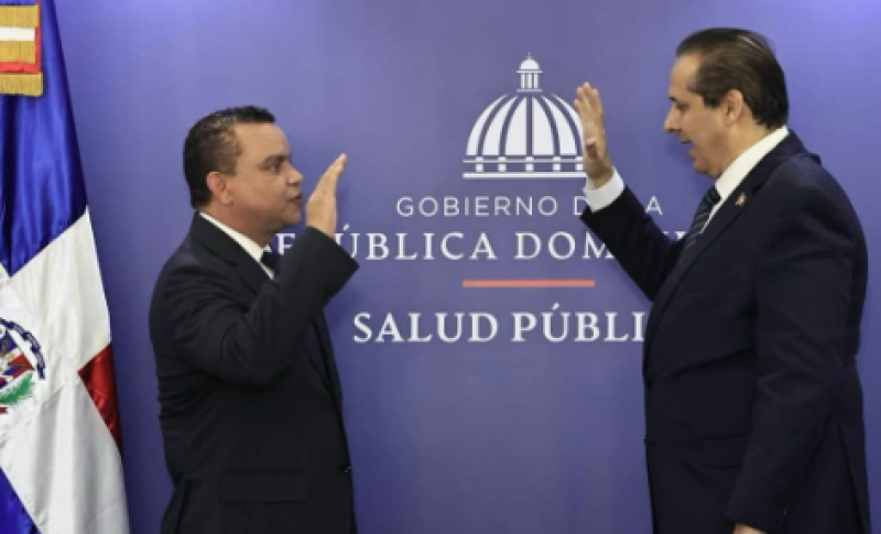 Víctor Atallah, ministro de Salud, juramenta a  Julio César Landrón de la Rosa como nuevo director del SNS.