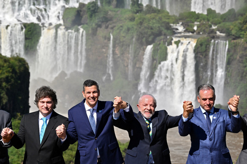 Los presidentes  Javier Milei, Santiago Peña, Luiz Inácio Lula da Silva y Yamandu Orsi, posan para una foto durante la Cumbre de Jefes de Estado del Mercosur en las Cataratas del Iguazú, en Paraná, Brasil.