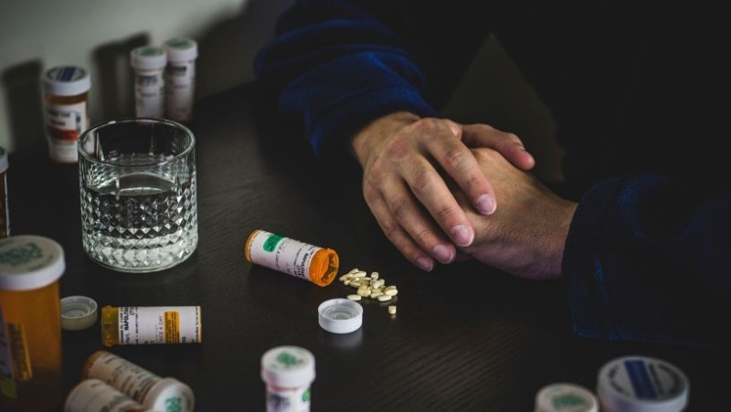 En la búsqueda afanosa de restaurar la felicidad perdida, la medicalización de psicofármacos se vende como la panacea.