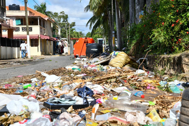 Entre un mar de basura y obras sin concluir: La realidad en la que los residentes de El Brisal viven