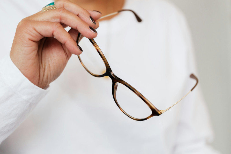 Existen algunas formas de frenarlo, como utilizar gafas especiales o llevar protección solar.