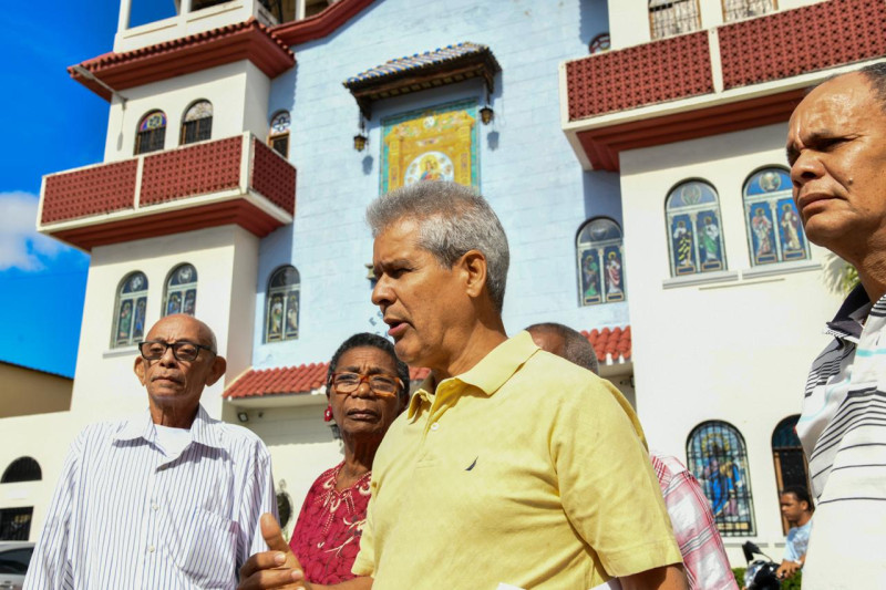 Alexis Rafael Peña, presidente de Codonbosco, junto a la directiva de la institución a las afueras de la Parroquia María Auxiliadora.