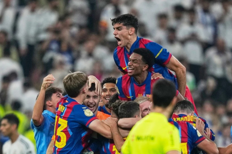 Jugadores del Barcelona celebran la victoria ante el Real Madrid en la final de la Supercopa de España en Yeda, Arabia Saudí el domingo 11 de enero del 2026.