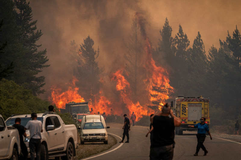 Bomberos combaten las llamas para extinguir un incendio forestal en el Monte Pirque, en El Hoyo, en la región patagónica de la provincia de Chubut, Argentina, el 10 de enero de 2026.