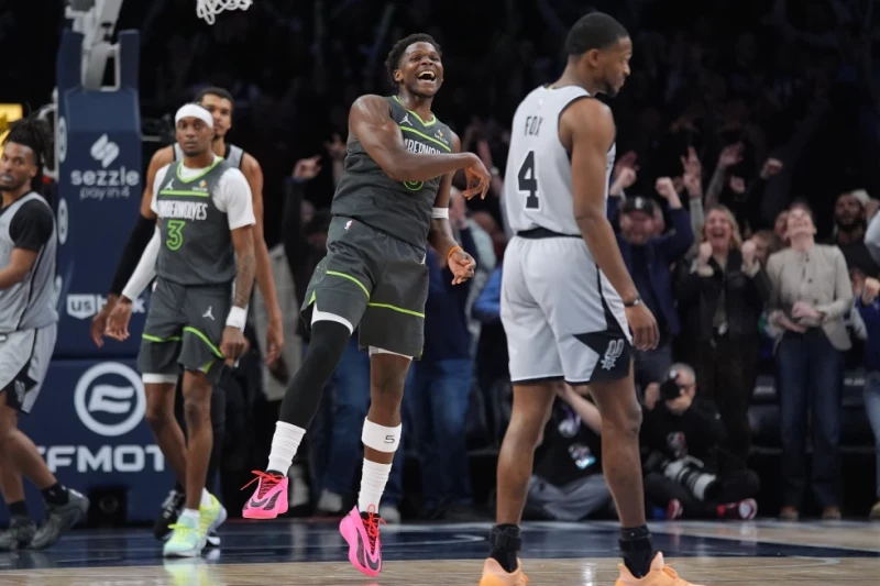 Edwards se eleva ante Wembanyama en remontada de Timberwolves en la NBA