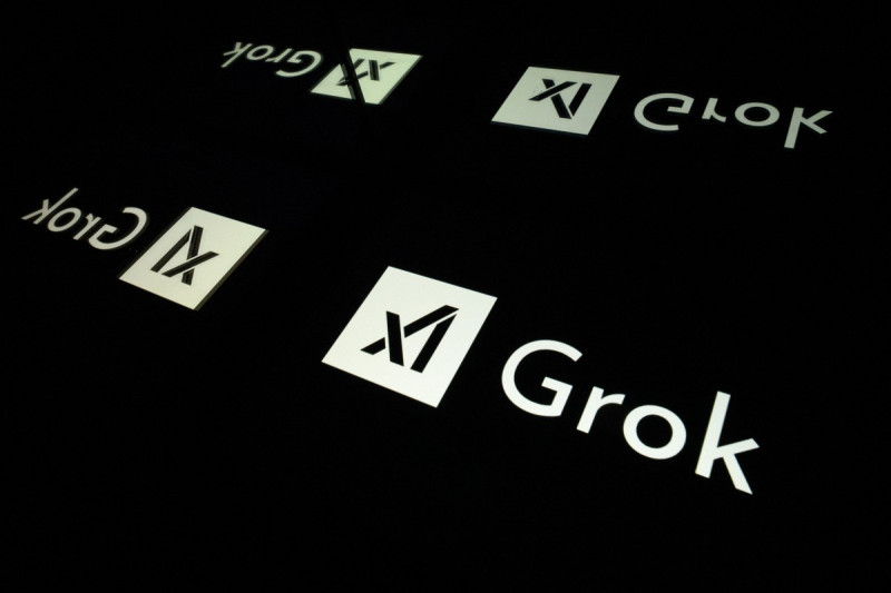 Esta fotografía muestra pantallas que muestran el logotipo de Grok, un chatbot de inteligencia artificial generativa desarrollado por la empresa estadounidense de inteligencia artificial xAI, en Toulouse, sur de Francia, el 15 de enero de 2025.
El regulador de seguridad en internet del Reino Unido, Ofcom, anunció el lunes 12 de enero de 2026 la apertura de una "investigación formal" sobre la red social X "en relación con imágenes sexualmente explícitas difundidas" por su asistente de inteligencia artificial Grok, según un comunicado.