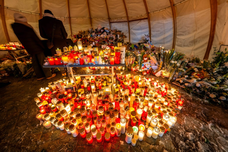Los asistentes se reunieron en señal de duelo, depositando mensajes, velas y flores en un lugar conmemorativo frente al bar "Le Constellation" durante un día de luto nacional en Crans-Montana, el 9 de enero de 2026, en homenaje a las víctimas del incendio que devastó el bar en Nochevieja, matando a 40 personas e hiriendo a otras 116, la mayoría adolescentes.
Toda Suiza conmemorará un día de luto nacional el 9 de enero por las docenas de personas, en su mayoría adolescentes, que murieron cuando el fuego devastó un bar de una estación de esquí abarrotado de personas celebrando el Año Nuevo. Poco más de una semana después de la tragedia en el bar Le Constellation en Crans-Montana, que dejó 40 muertos y 116 heridos, la rica nación alpina se detendrá para guardar un minuto de silencio a las 14:00 (13:00 GMT).