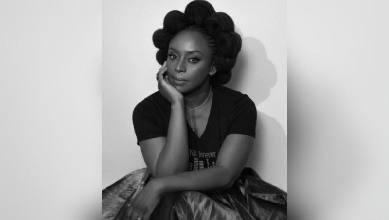 La afamada escritora nigeriana Chimamanda Ngozi Adichie.