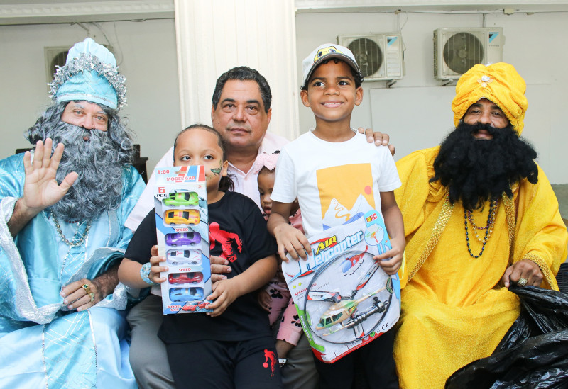El presidente de la entidad, Jhon Richard Paniagua Feliz junto a los Reyes Magos y niños durante la entrega de juguetes.