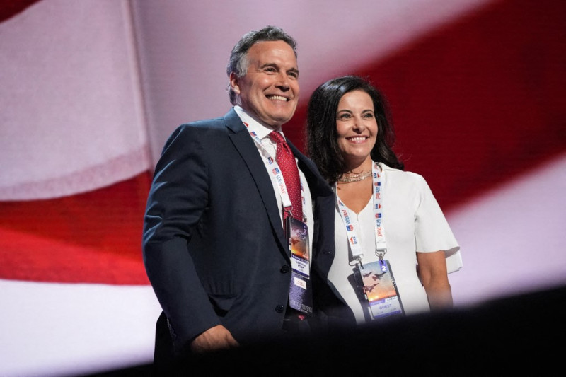 El candidato republicano al Senado de EE. UU. por Pensilvania, Dave McCormick, y su esposa, Dina Powell McCormick, exasesora del expresidente estadounidense Donald Trump