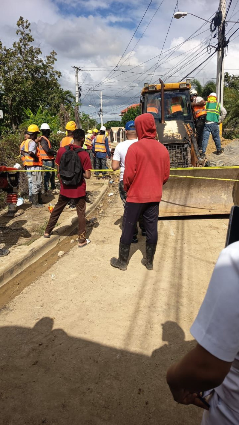 Hombre queda atrapado bajo escombros durante trabajos de Inapa.