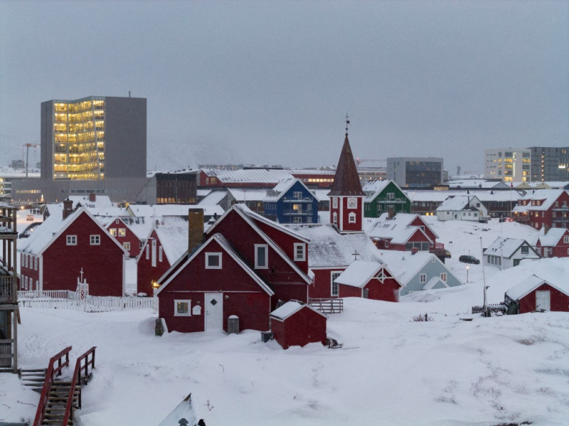 Una vista muestra casas tradicionales groenlandesas en condiciones casi de oscuridad en Nuuk, Groenlandia, el 12 de enero de 2026. Las vistas generales de la capital fueron captadas durante el invierno ártico, cuando la luz del día es limitada y la ciudad permanece prácticamente a oscuras.
