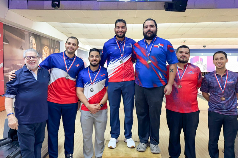 El inmortal del Deporte Rolando Sebelén premia a los bolicheros dominicanos.