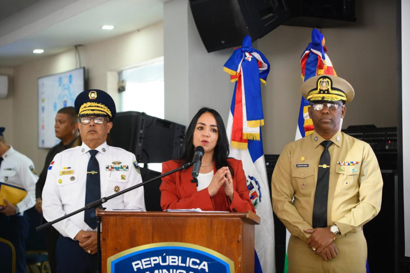 La ministra Faride Raful (centro) dijo que otro eje central será la protección de los menores de edad.